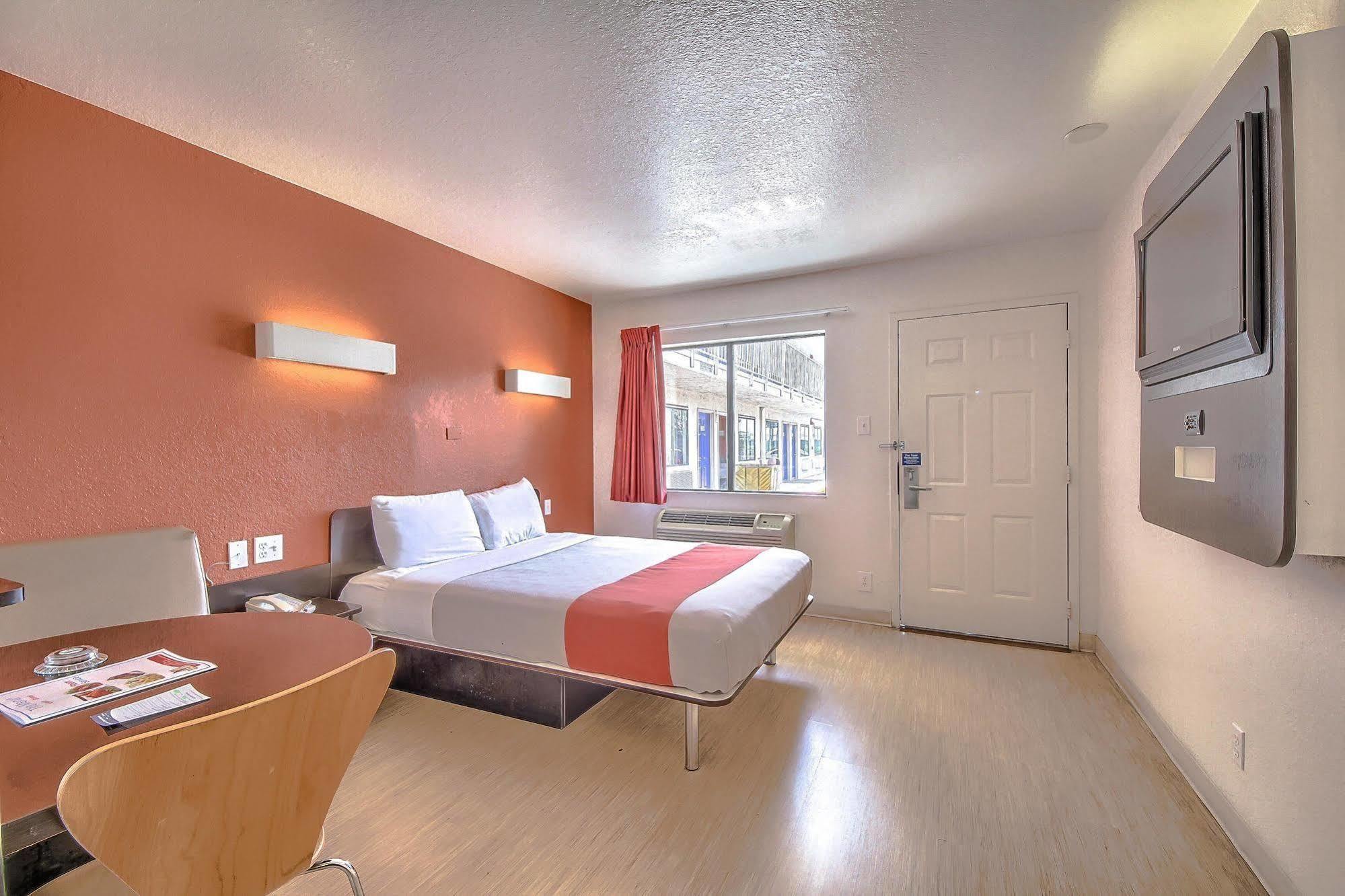 Hotel 6 San Antonio, Tx Six Flags Fiesta Tx - La Cantera Area 4*
