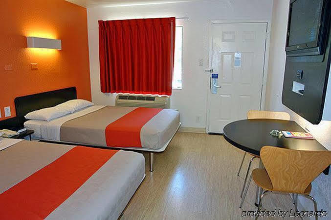 Hotel 6 San Antonio, Tx Six Flags Fiesta Tx - La Cantera Area 4*