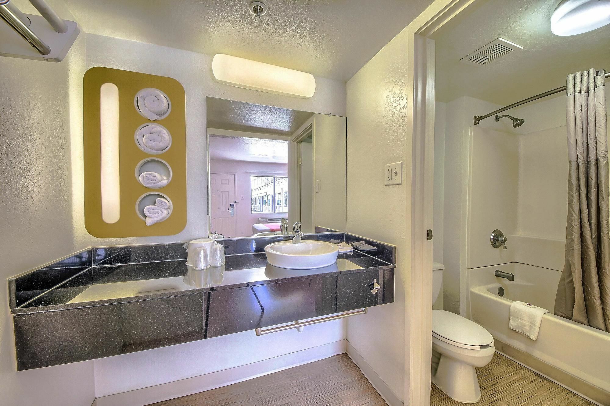 Hotel 6 San Antonio, Tx Six Flags Fiesta Tx - La Cantera Area 4*
